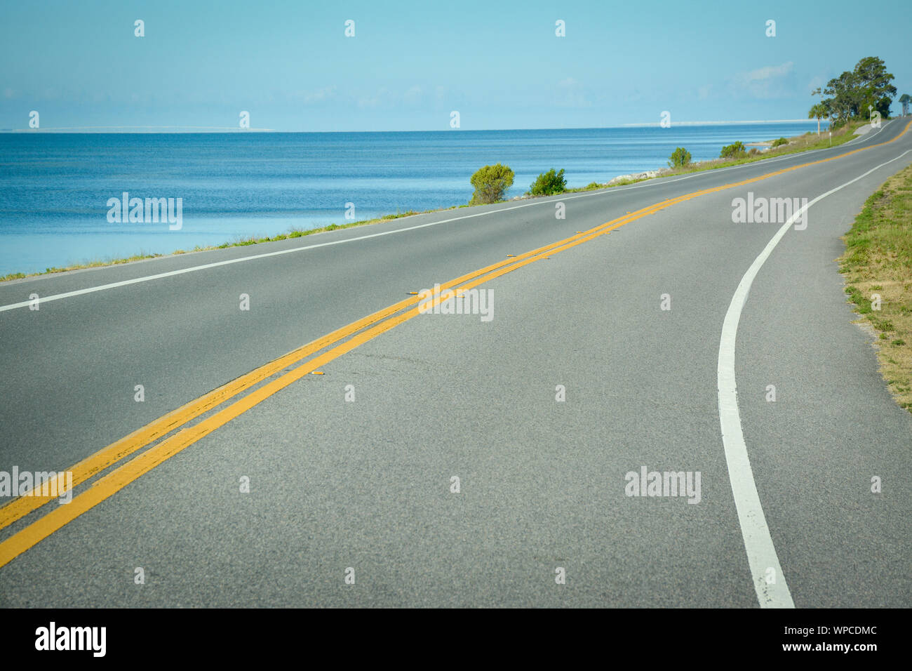 Eine wunderschöne Küste fahren Sie auf der Big Bend Scenic Byway Coastal Trail, US Highway 98 im Nordwesten Fl, in der Nähe von Titusville, FL, USA Stockfoto