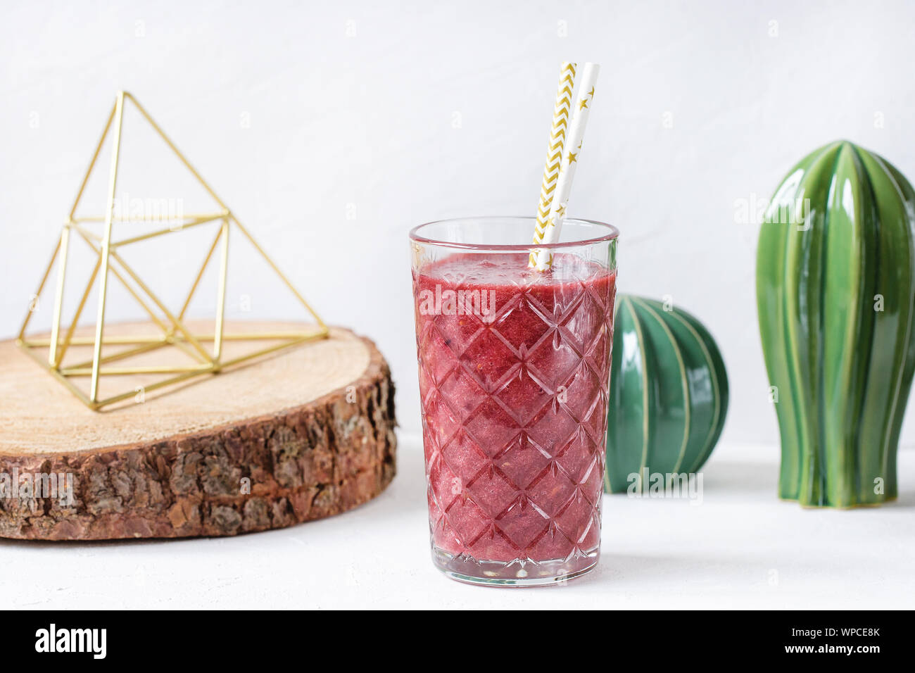 Rote Bete, Blueberry und Strawberry Smoothie in ein Glas. Vegan gesunde Ernährung Konzept. Platz kopieren, selektiven Fokus. Stockfoto