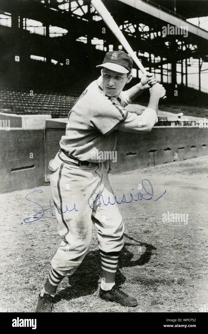 Foto mit Autogramm von Halle des Ruhmes Baseball-spieler Stan Musial mit den St. Louis Cardinals. Stockfoto