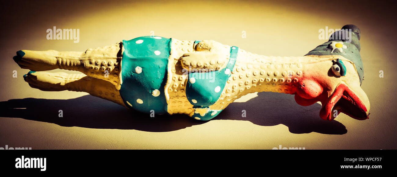 Nehmen Sie ein Zimmer mit Panoramablick eines unerwarteten Latex gerupftes Huhn Hund squeeze Spielzeug tragen Lippenstift und Bikini zur Festlegung im Sun Stockfoto
