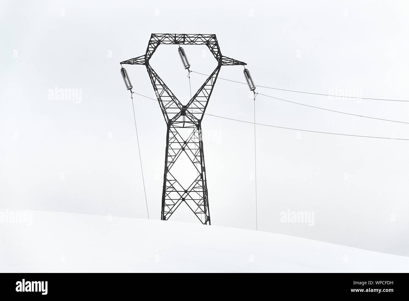 Elektrische Stromleitungen im Schnee Stockfoto