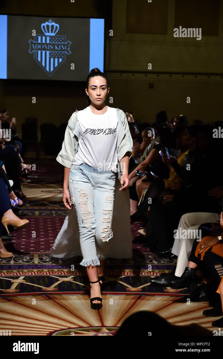 Eine weibliche Modell Spaziergänge für Designer Adonis König bei der New York Fashion Schaufenster SS-20 während der New York Fashion Week (5413). Stockfoto