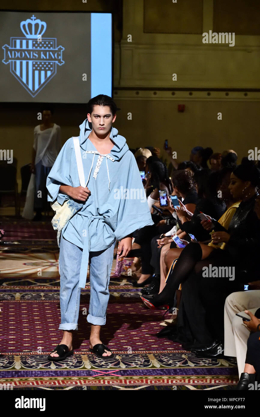 Ein männliches Modell Spaziergänge für Designer Adonis König bei der New York Fashion Schaufenster SS-20 während der New York Fashion Week (5422). Stockfoto