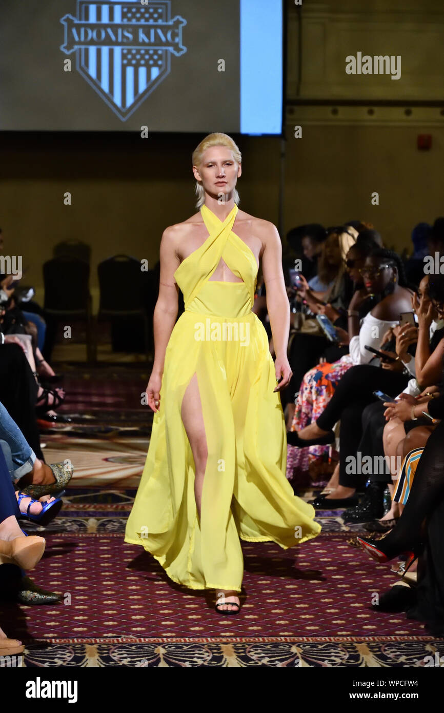 Eine weibliche Modell Spaziergänge für Designer Adonis König bei der New York Fashion Schaufenster SS-20 während der New York Fashion Week (5489). Stockfoto