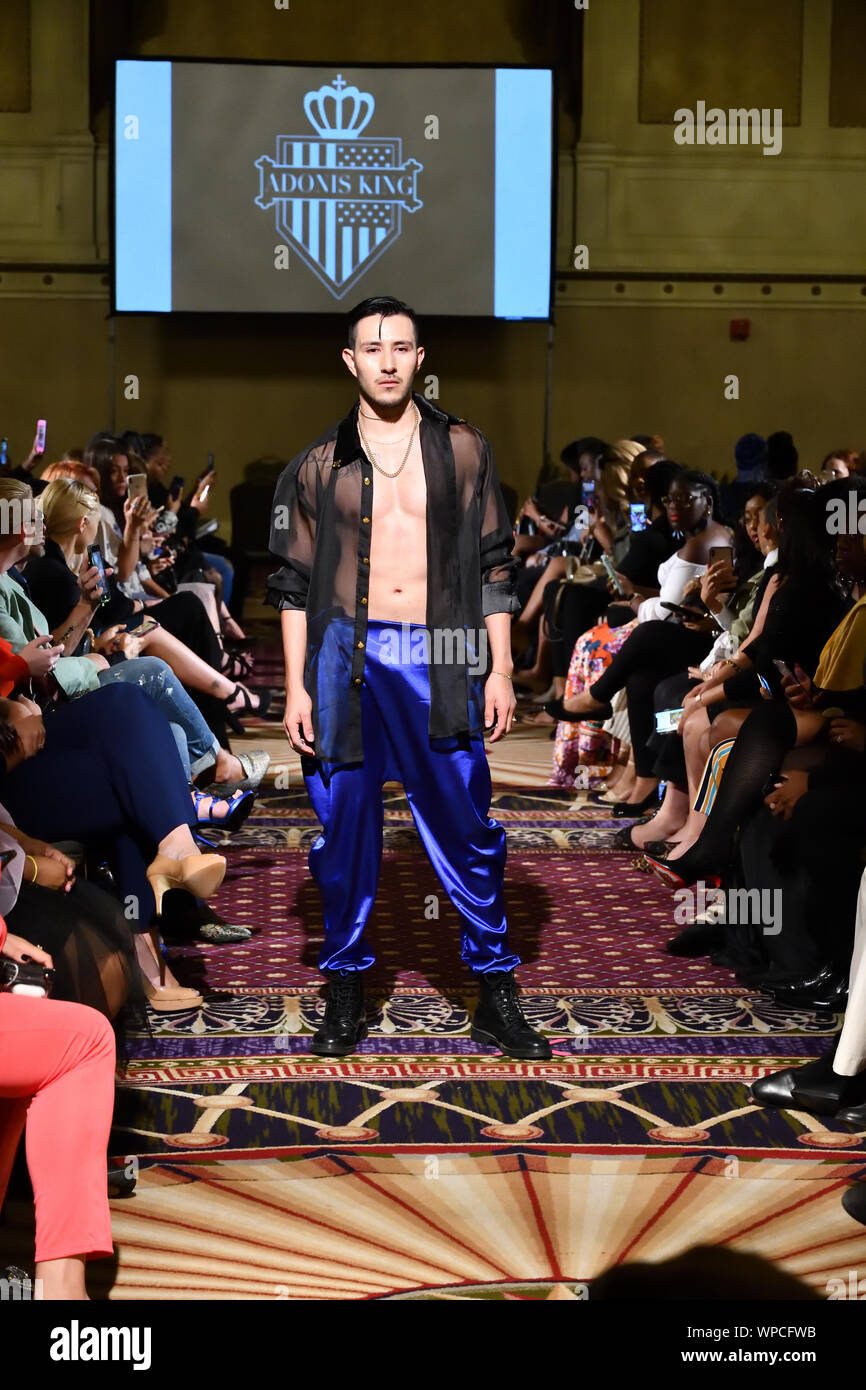 Ein männliches Modell Spaziergänge für Designer Adonis König bei der New York Fashion Schaufenster SS-20 während der New York Fashion Week (5511). Stockfoto