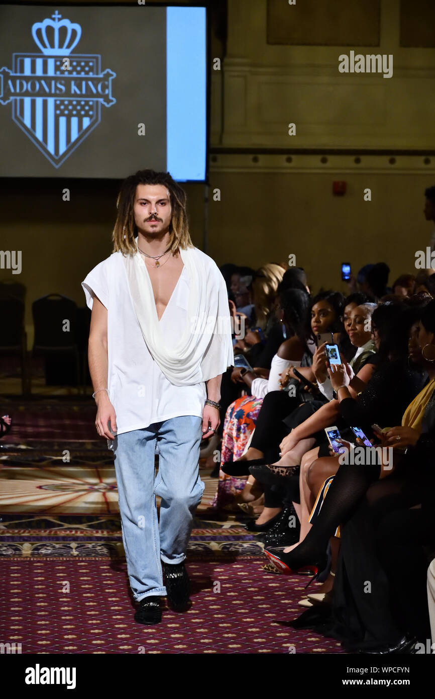 Ein männliches Modell Spaziergänge für Designer Adonis König bei der New York Fashion Schaufenster SS-20 während der New York Fashion Week (5415). Stockfoto