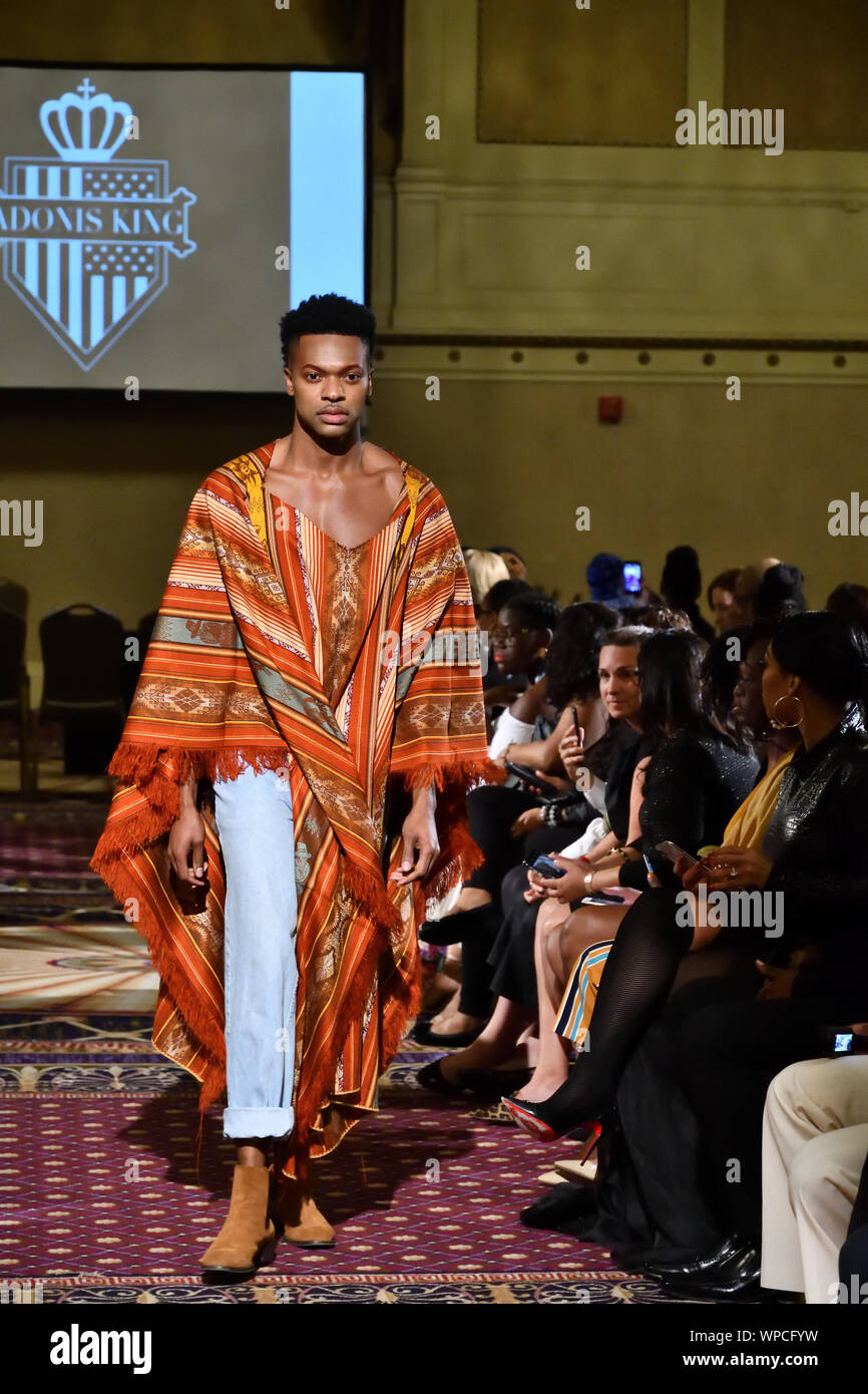 Ein männliches Modell Spaziergänge für Designer Adonis König bei der New York Fashion Schaufenster SS-20 während der New York Fashion Week (5438). Stockfoto