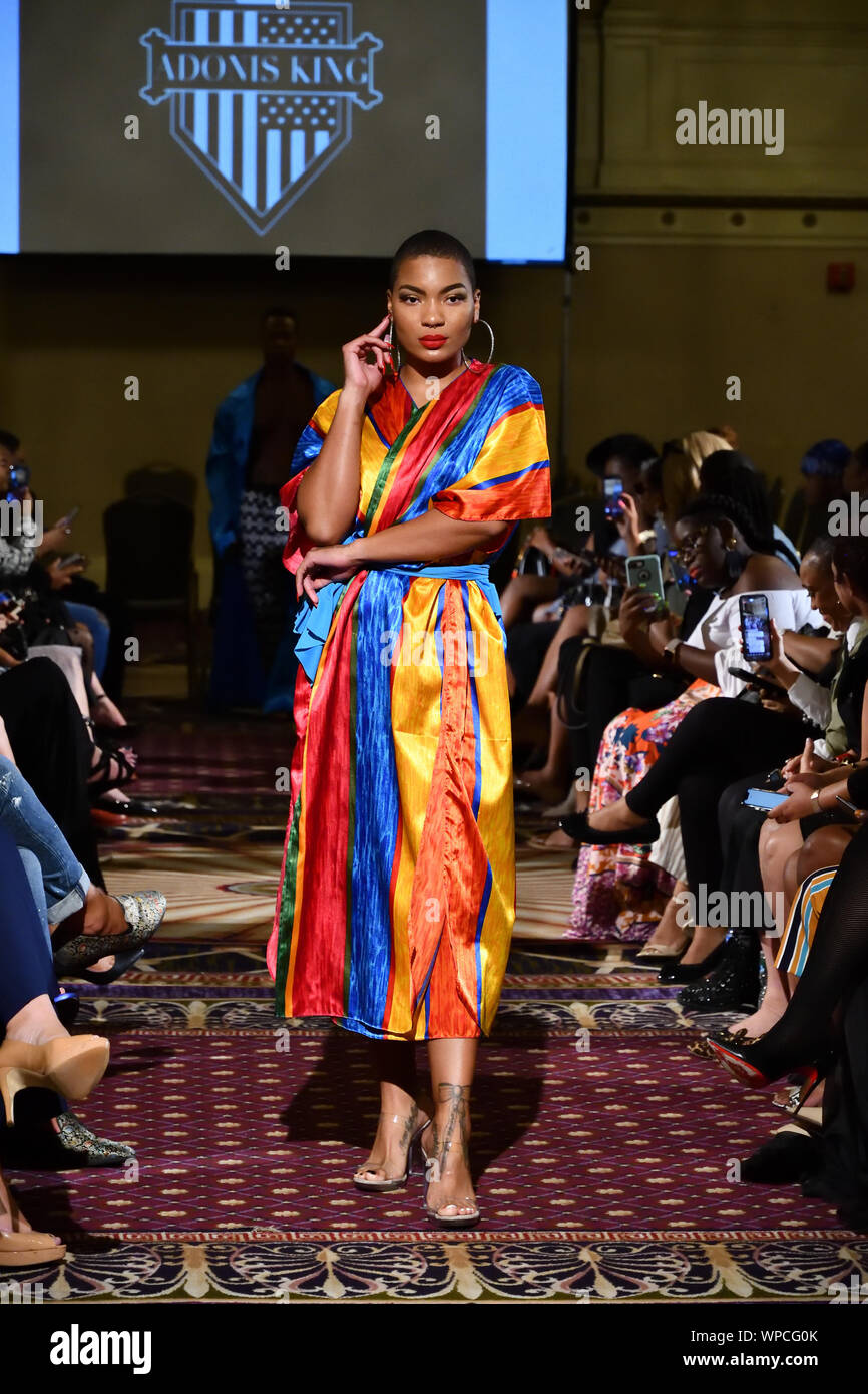 Eine weibliche Modell Spaziergänge für Designer Adonis König bei der New York Fashion Schaufenster SS-20 während der New York Fashion Week (5500). Stockfoto