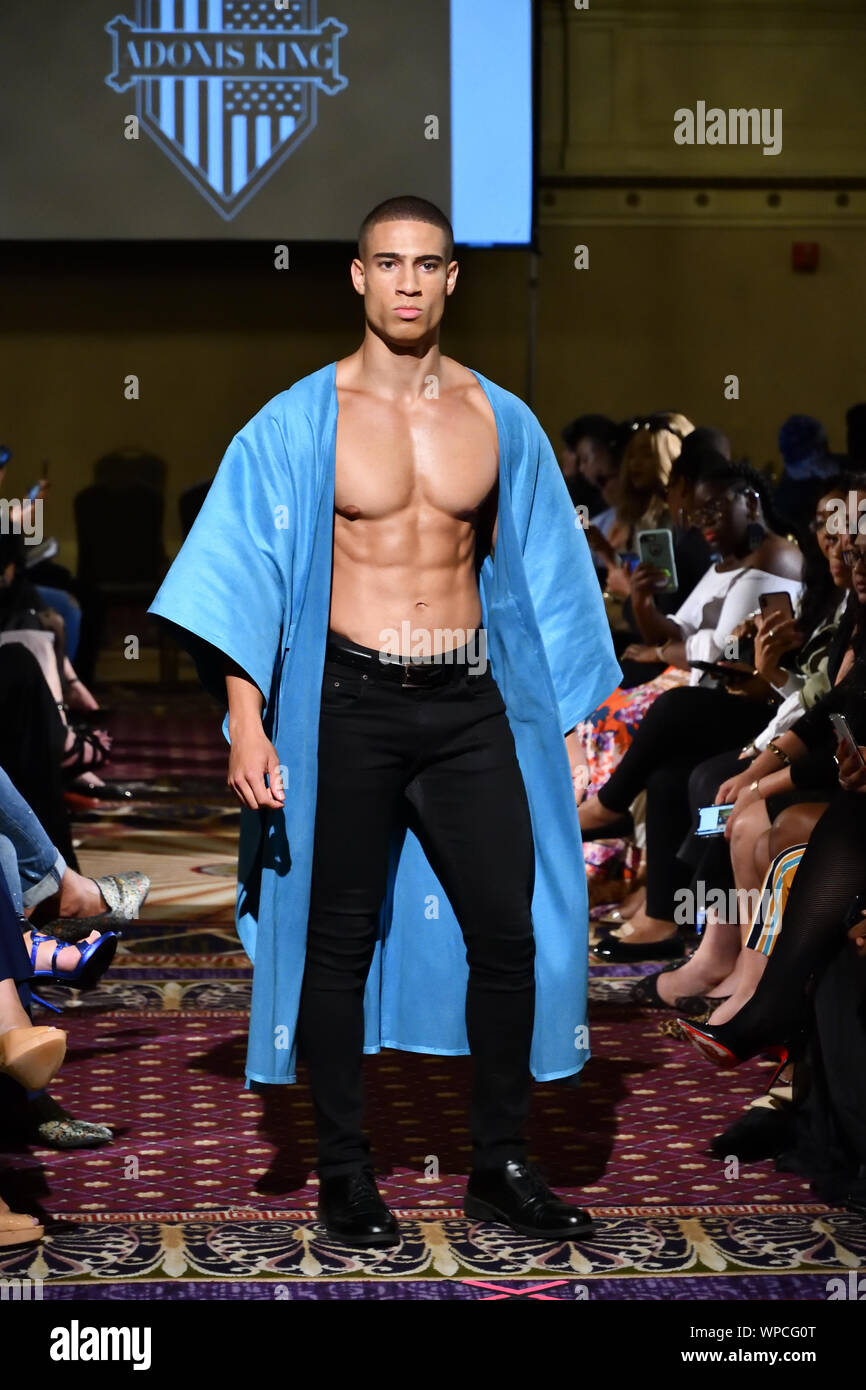 RIKI Derrick Cox spaziert für Designer Adonis King im New York Fashion Showcase SS-20 während der New York Fashion Week (5518). Stockfoto