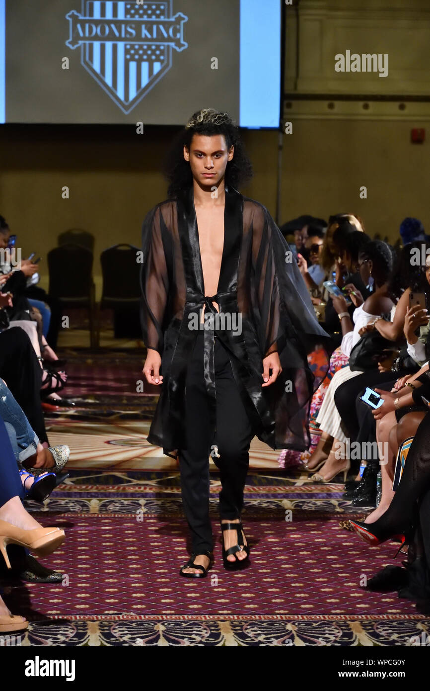 Ein männliches Modell Spaziergänge für Designer Adonis König bei der New York Fashion Schaufenster SS-20 während der New York Fashion Week (5533). Stockfoto