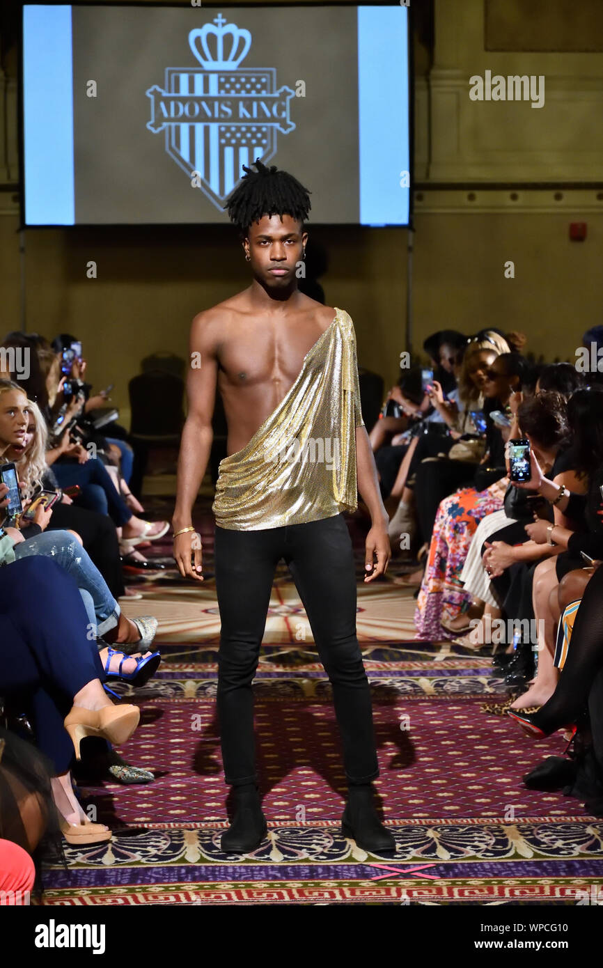 Ein männliches Modell Spaziergänge für Designer Adonis König bei der New York Fashion Schaufenster SS-20 während der New York Fashion Week (5555). Stockfoto