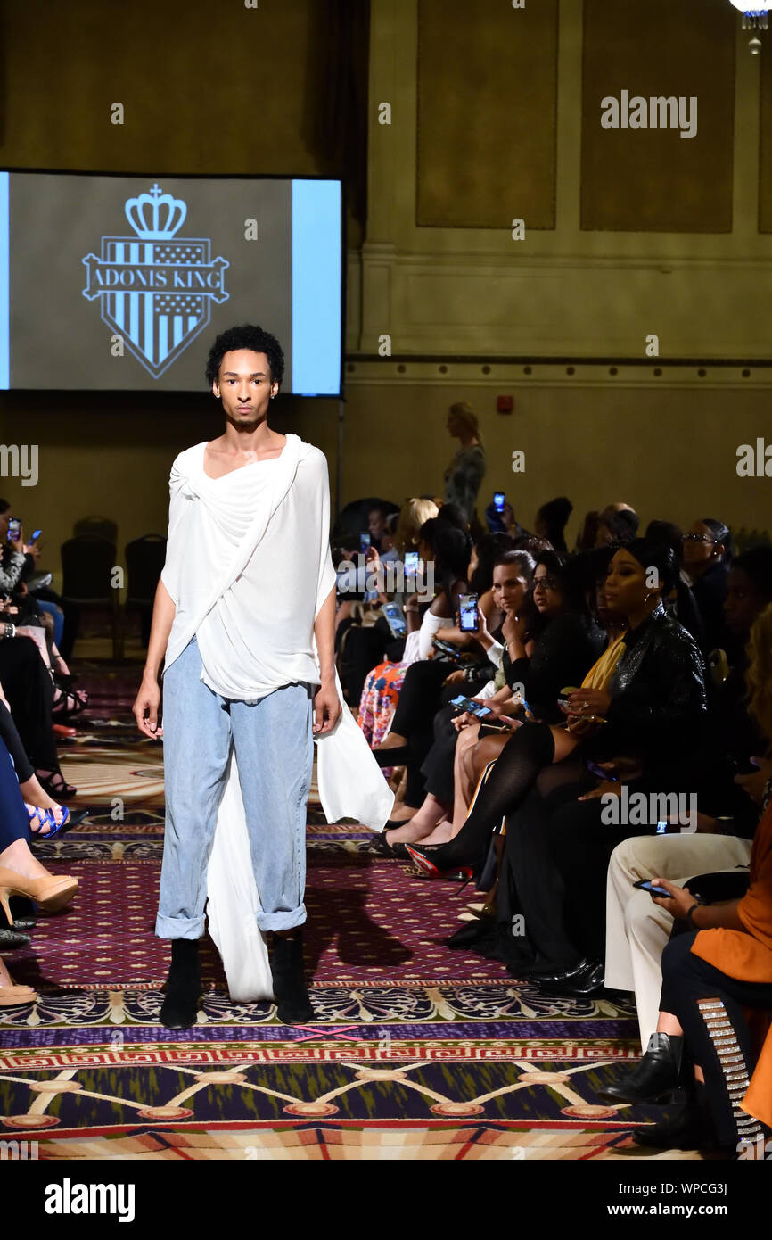 Ein männliches Modell Spaziergänge für Designer Adonis König bei der New York Fashion Schaufenster SS-20 während der New York Fashion Week (5426). Stockfoto