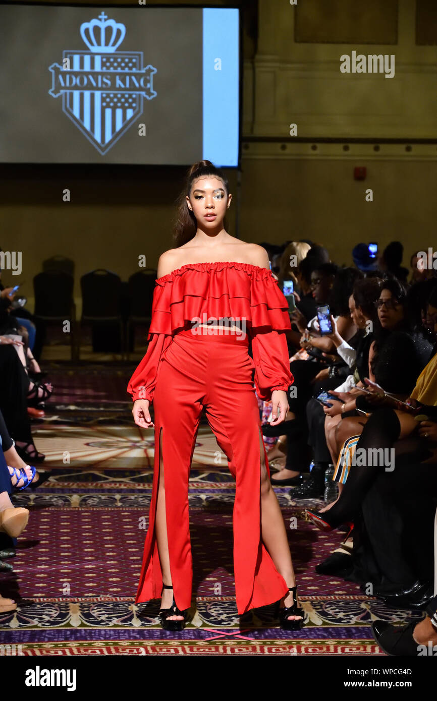 Eine weibliche Modell Spaziergänge für Designer Adonis König bei der New York Fashion Schaufenster SS-20 während der New York Fashion Week (5457). Stockfoto