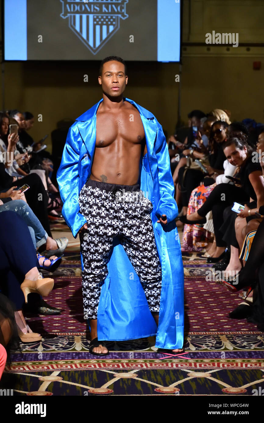 Ein männliches Modell Spaziergänge für Designer Adonis König bei der New York Fashion Schaufenster SS-20 während der New York Fashion Week (5506). Stockfoto