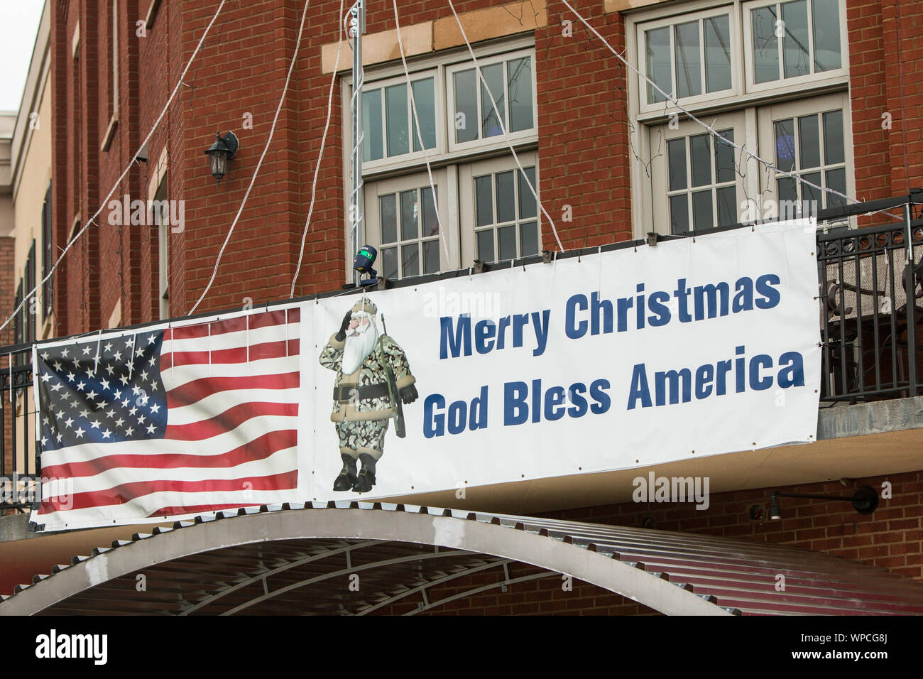 Eine Fahne mit einem Bild eines bewaffneten Santa Claus Lesung "frohe Weihnachten, Gott segne Amerika' auf einem Gebäude hängt am 15 Dezember, 2018 in Suwanee, GA. Stockfoto