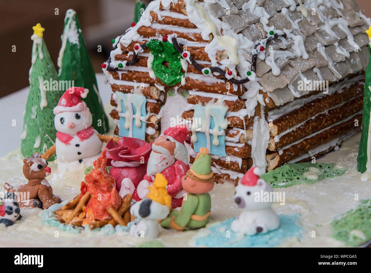 Ein lebkuchenhaus Szene sitzt auf Anzeige an der Jingle im Park Weihnachten Festival in Suwanee Stadtzentrum Park am 15 Dezember, 2018 in Suwanee, GA. Stockfoto