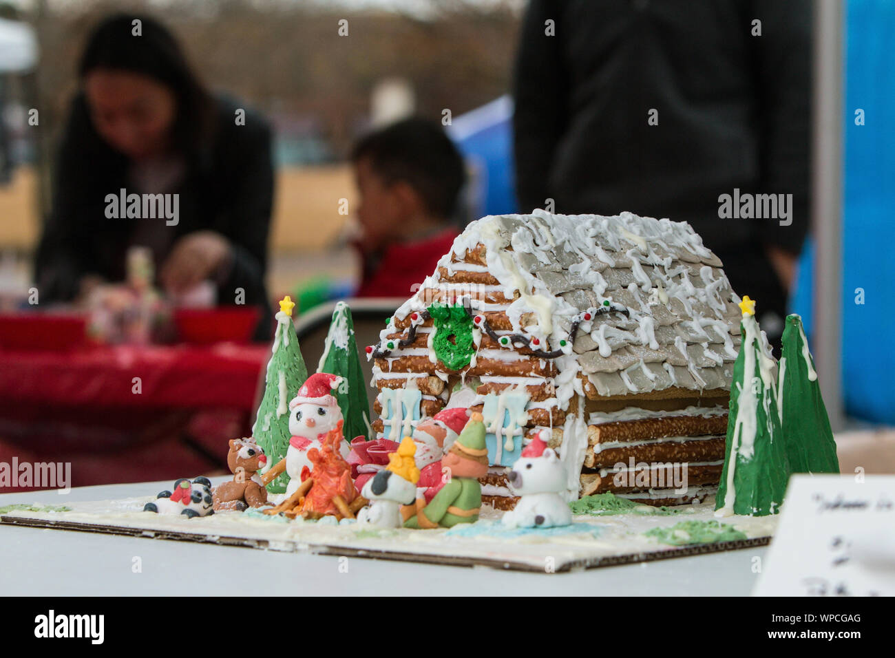 Eine kreative Gingerbread House durch ein Kandidat gemacht sitzt auf Anzeige an der Jingle im Park Christmas Festival am 15 Dezember, 2018 in Suwanee, GA. Stockfoto