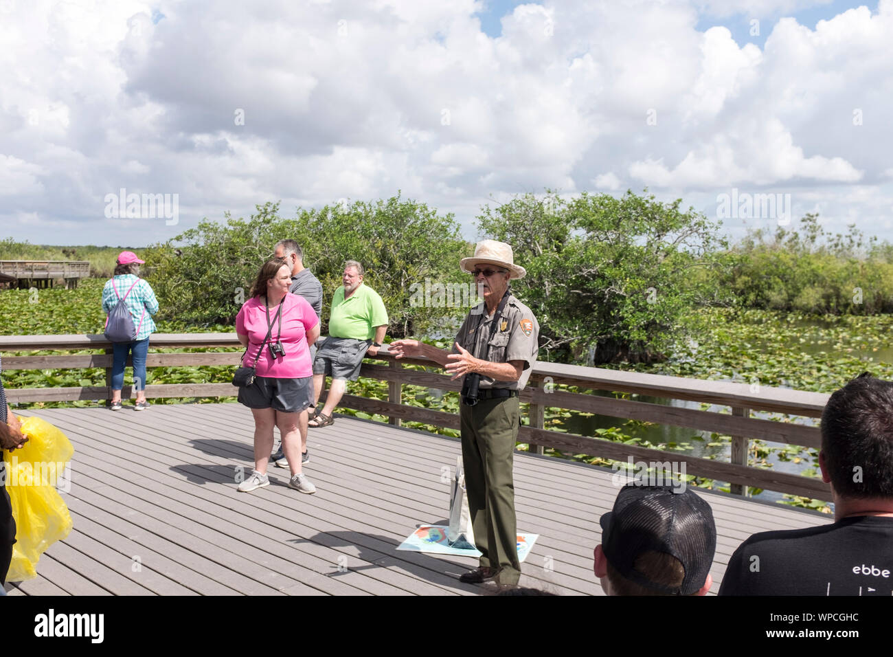 Ein Park Ranger, eine geführte Tour entlang der Anhinga Trail in den Everglades National Park, Florida, USA Stockfoto