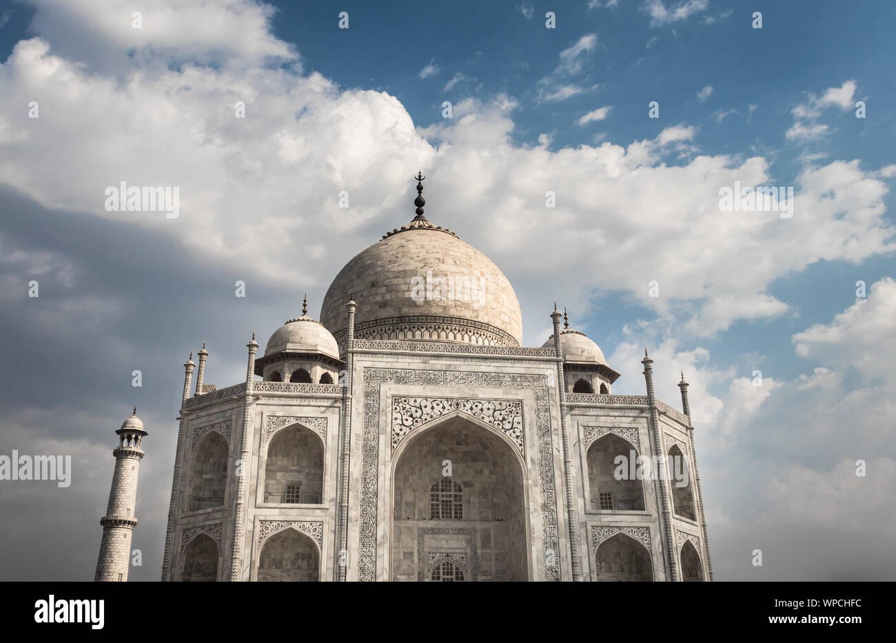 Tajmahal Bild mit blauer Himmel Hintergrundbild bei Agra Uttar Pradesh Indien genommen. Es ist eines der sieben Wunder der Welt sowie UNSCO-Welt er Stockfoto