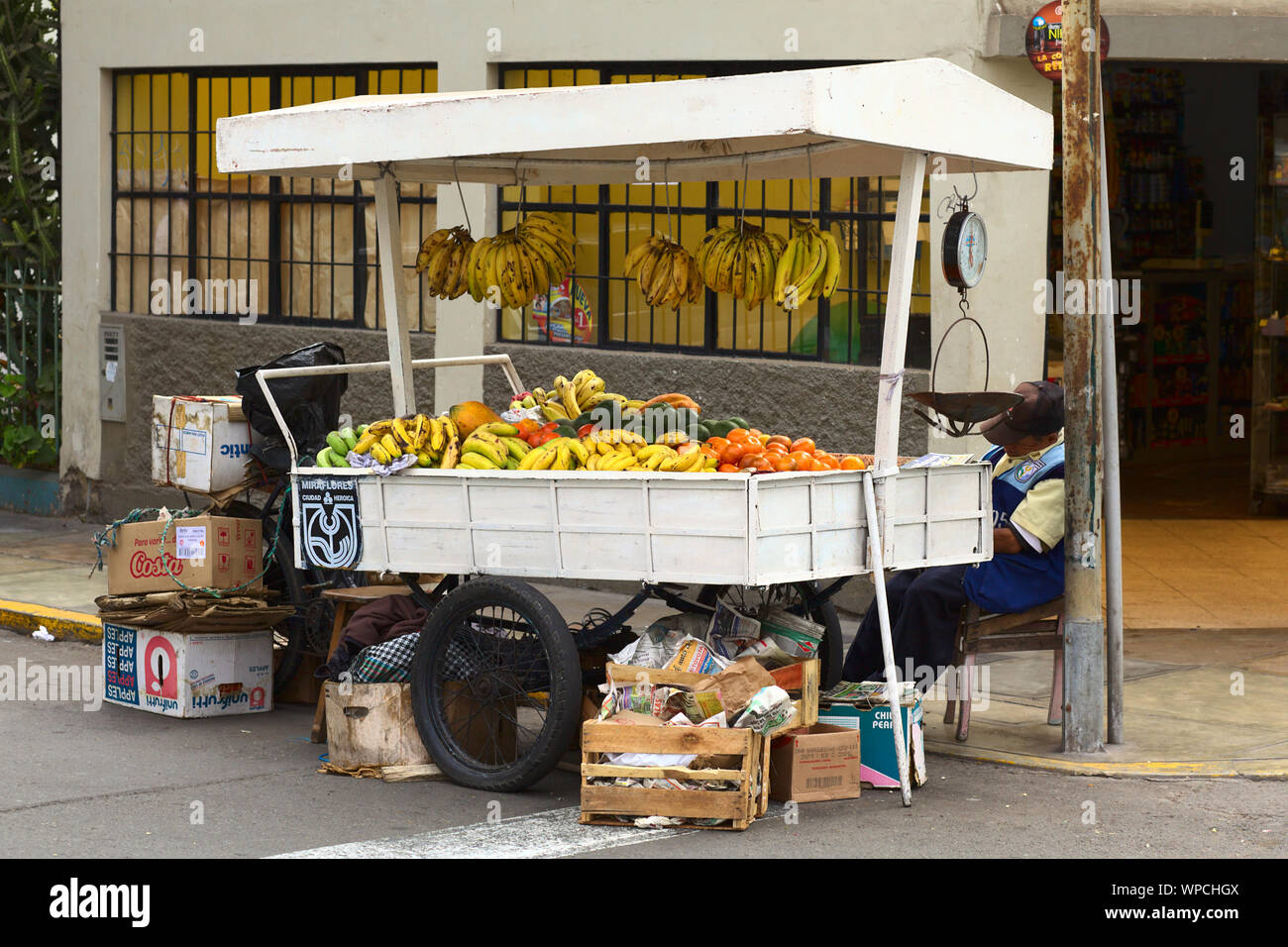 LIMA, PERU - 20. SEPTEMBER 2011: Eine mobile Street Hersteller verkaufen Obst (Mandarinen, Bananen, Papaya und Avocado) auf einer Karre am 20. September 2011 Stockfoto