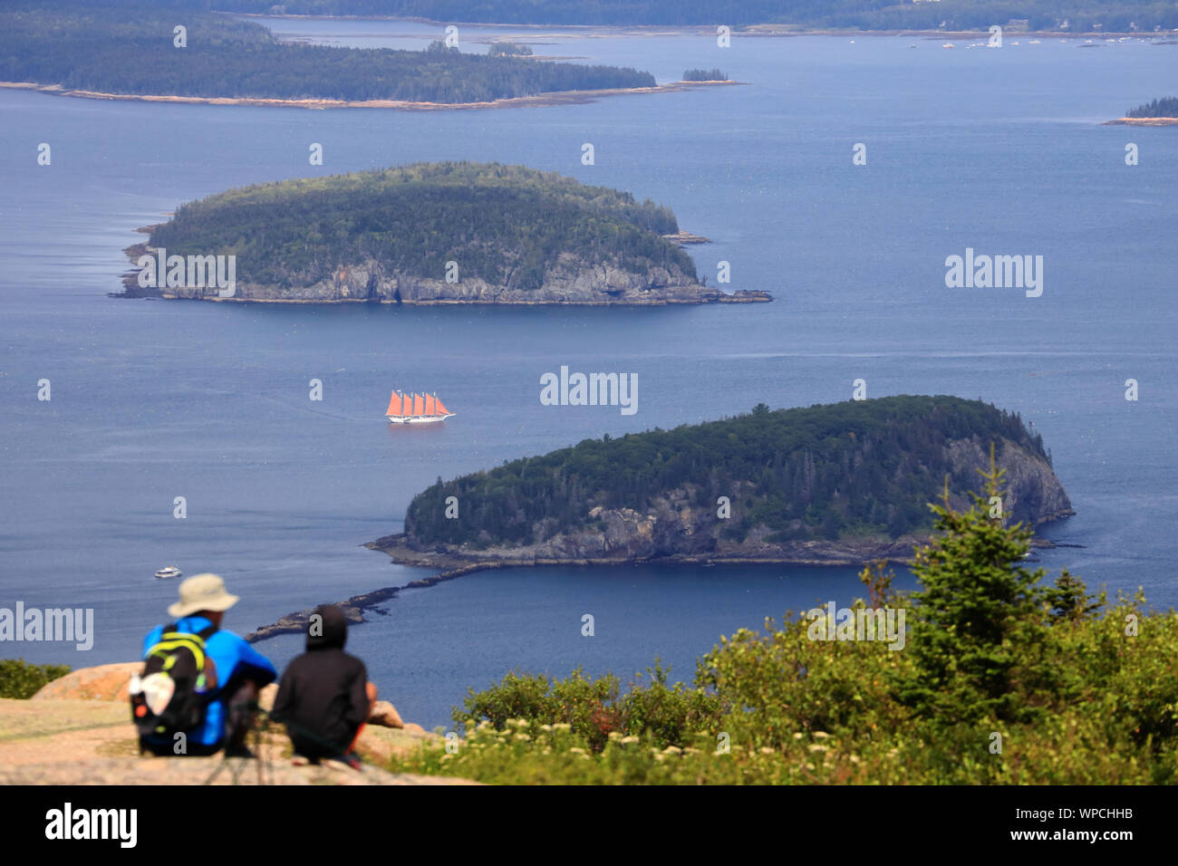 Besucher auf Cadillac Mountain mit Frenchman's Bay und Stachelschwein Inseln im Hintergrund. Acadia Nationalpark. Mount Desert. Maine. USA Stockfoto