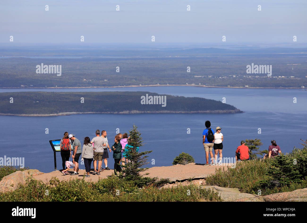 Besucher auf Cadillac Mountain mit Frenchman's Bay im Hintergrund. Acadia Nationalpark. Mount Desert. Maine. USA Stockfoto