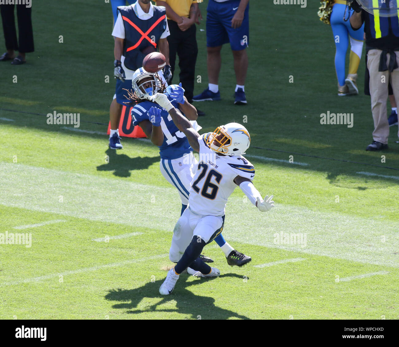 Carson, CA. 8. Sep 2019. Los Angeles Ladegeräte cornerback Casey Hayward #26 ein Spiel auf Indianapolis Colts wide receiver T.Y. Hilton #13 Während der NFL Indianapolis Colts vs Los Angeles Ladegeräte an der Würde des Menschen Gesundheit Sport Park in Carson, Ca am 8. September 2019 (Foto von Jevone Moore) Credit: Csm/Alamy leben Nachrichten Stockfoto