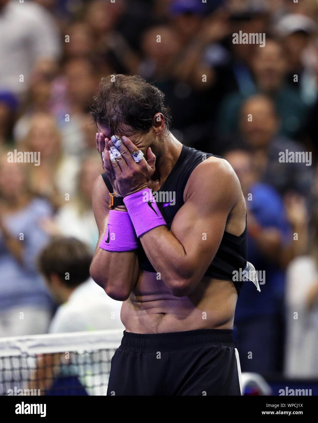 New York, Vereinigte Staaten. 08 Sep, 2019. Flushing Meadows, New York, Vereinigte Staaten - 8 September, 2019. Rafael Nadal von Spanien ist mit Emotionen überwinden nach dem Sieg über Daniil Medwedew im Finale der US Open heute zu gewinnen. Quelle: Adam Stoltman/Alamy leben Nachrichten Stockfoto