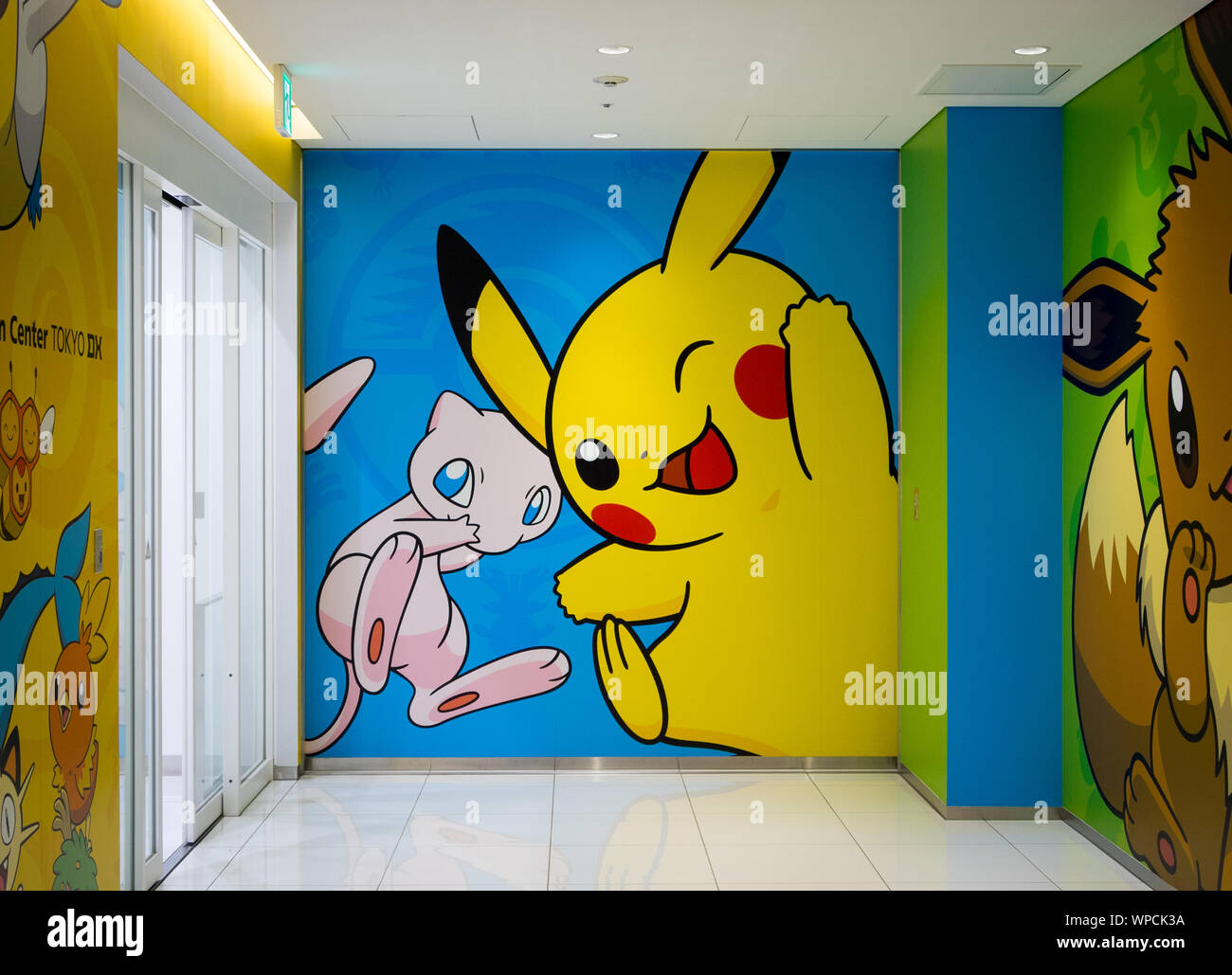 Verschiedene Pokemon auf den Wänden der Pokémon Center Tokyo DX (Pokémon Center DX) in Nihonbashi, Tokio, Japan. Stockfoto