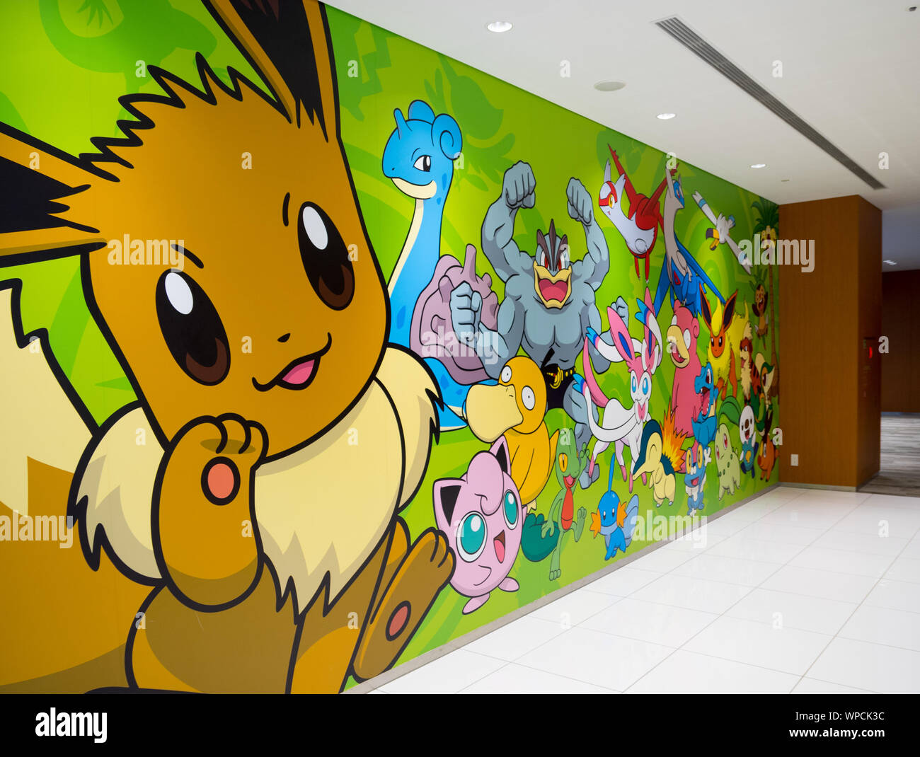 Verschiedene Pokemon auf den Wänden der Pokémon Center Tokyo DX (Pokémon Center DX) in Nihonbashi, Tokio, Japan. Stockfoto