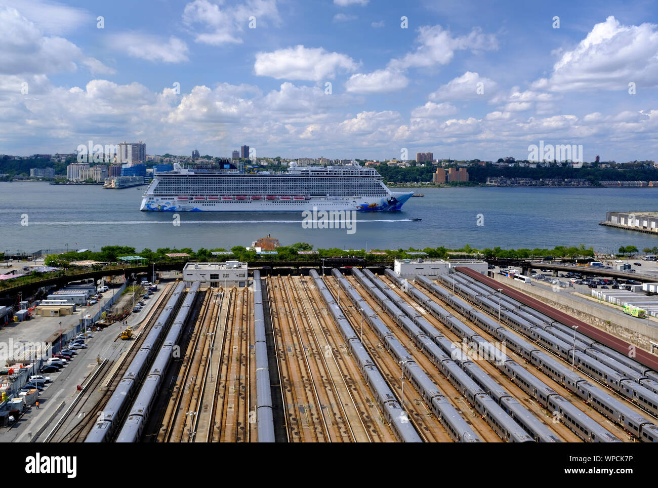 Ein kreuzfahrtschiff vorbei Hudson Yards in New York City Stockfoto