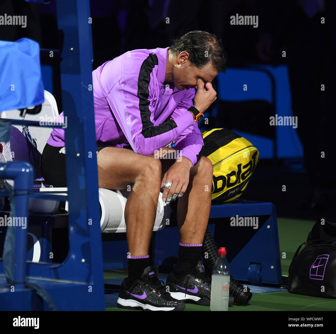 Flushing Meadows New York US Open Tennis Tag 14 08/09/2019 Eine emotionale Rafa Nadal (ESP) zurück zu seinem Stuhl vor der Siegerehrung, nachdem er gewinnt Herren Einzel Foto Roger Parker International Sport Fotos Ltd/Alamy leben Nachrichten Stockfoto