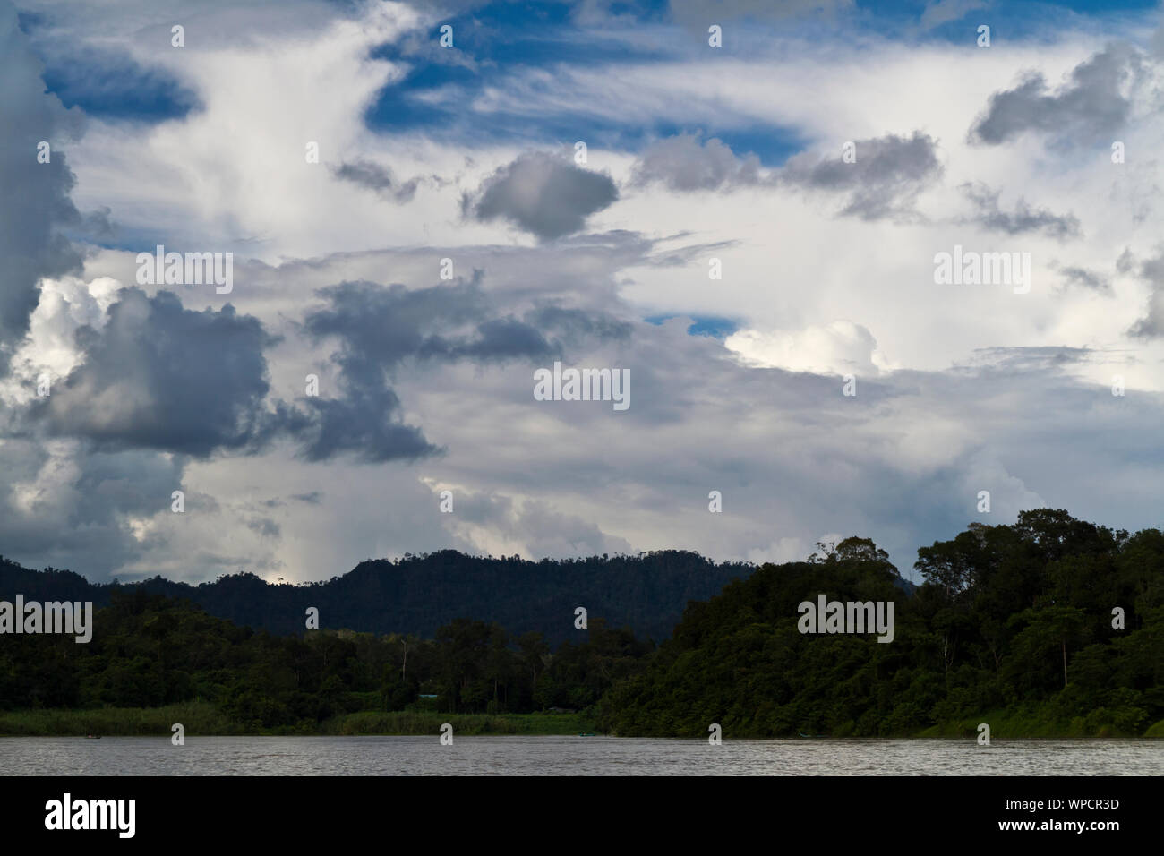 Blick auf den Regenwald am Rande des Rajang River in Sarawak, Malaysia mit Wolken bilden im Hintergrund Stockfoto