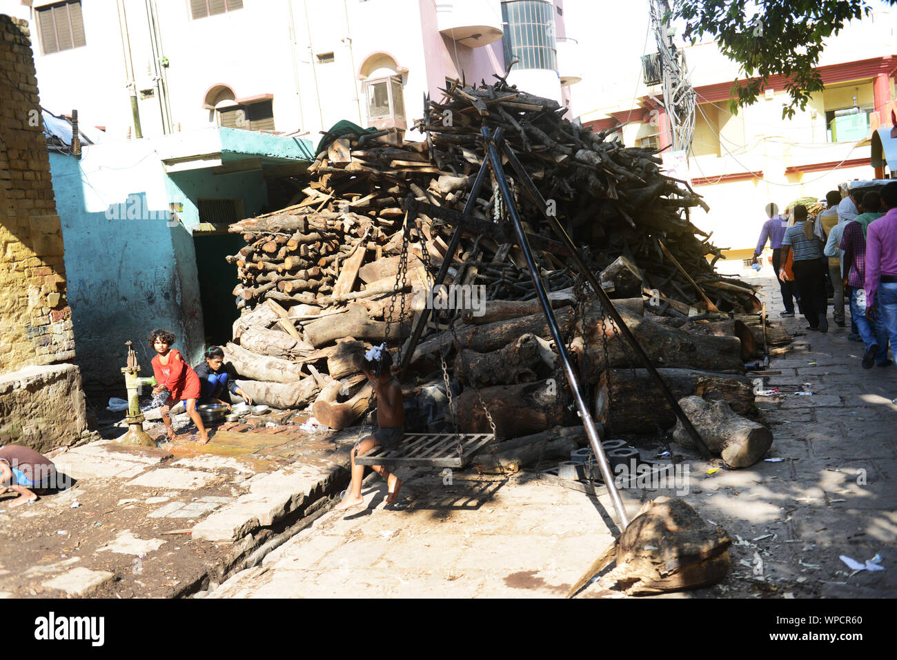 Stapel von Holz an die brennenden Ghat in Varanasi, Indien. Stockfoto