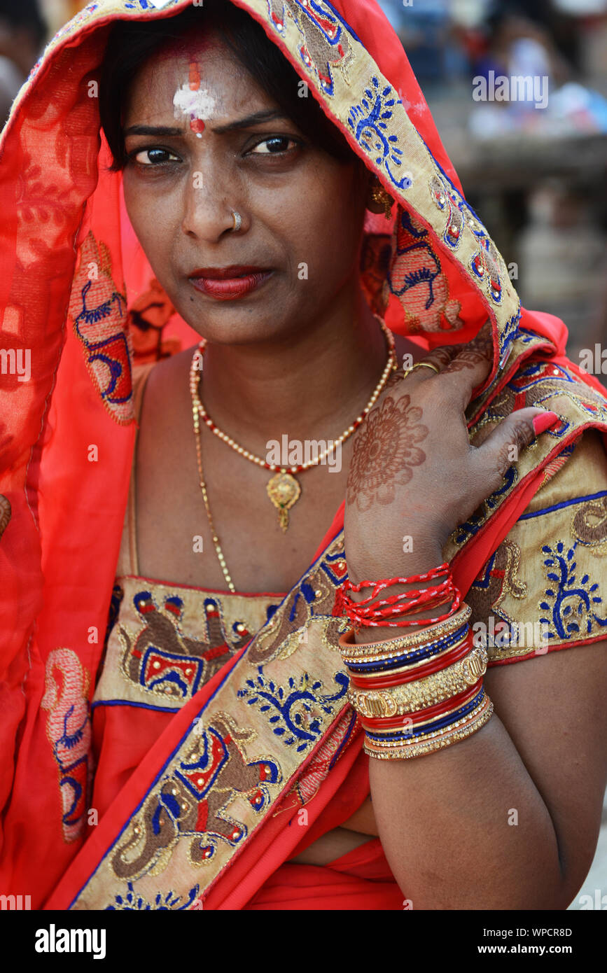 Portrait einer indischen Frau trägt eine bunte traditionelle Sari. Stockfoto