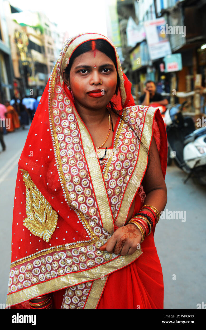 Portrait einer indischen Frau trägt eine bunte traditionelle Sari. Stockfoto