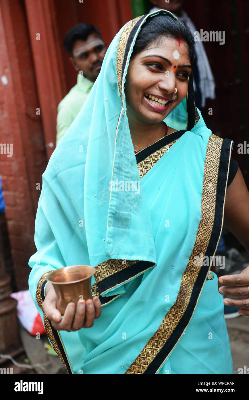 Eine schöne indische Frau trägt einen bunten Sari. Stockfoto