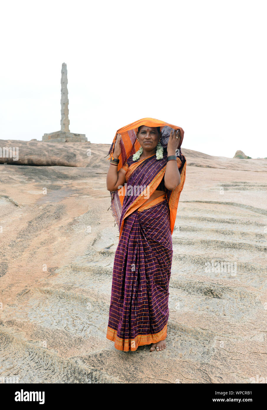 Eine indische Frau das Tragen eines traditionellen Saree in Hampi, Karnataka. Stockfoto