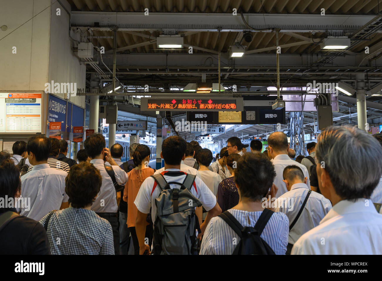 Kanagawa, Japan. 9. September 2019. Pendler warten Züge an der Odakyu Yokohama Station in der Präfektur Kanagawa. Nach Taifun Nr. 15 "Faxai" schlug Japan zwischen die Nacht des 8. und am Morgen des 9. September, mit Windgeschwindigkeiten bis zu 210 km/h, die meisten Züge in Richtung der Hauptstadt aufgrund der Nachwirkungen gestoppt wurden. Einer der stärksten Taifune der japanischen Hauptstadt für Jahre zu schlagen, Faxai Landfall in der Präfektur Chiba, direkt östlich von Tokio, die vor der Morgendämmerung am Montag, nachdem er durch die Tokyo Bay. Quelle: Lba Co.Ltd./Alamy leben Nachrichten Stockfoto