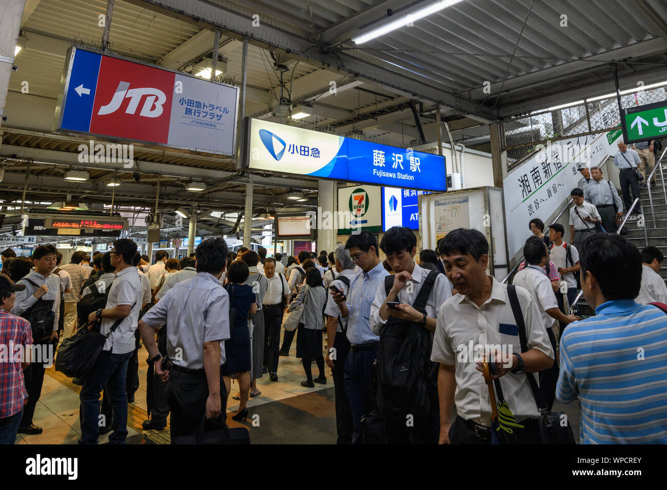 Kanagawa, Japan. 9. September 2019. Pendler warten Züge an der Odakyu Yokohama Station in der Präfektur Kanagawa. Nach Taifun Nr. 15 "Faxai" schlug Japan zwischen die Nacht des 8. und am Morgen des 9. September, mit Windgeschwindigkeiten bis zu 210 km/h, die meisten Züge in Richtung der Hauptstadt aufgrund der Nachwirkungen gestoppt wurden. Einer der stärksten Taifune der japanischen Hauptstadt für Jahre zu schlagen, Faxai Landfall in der Präfektur Chiba, direkt östlich von Tokio, die vor der Morgendämmerung am Montag, nachdem er durch die Tokyo Bay. Quelle: Lba Co.Ltd./Alamy leben Nachrichten Stockfoto