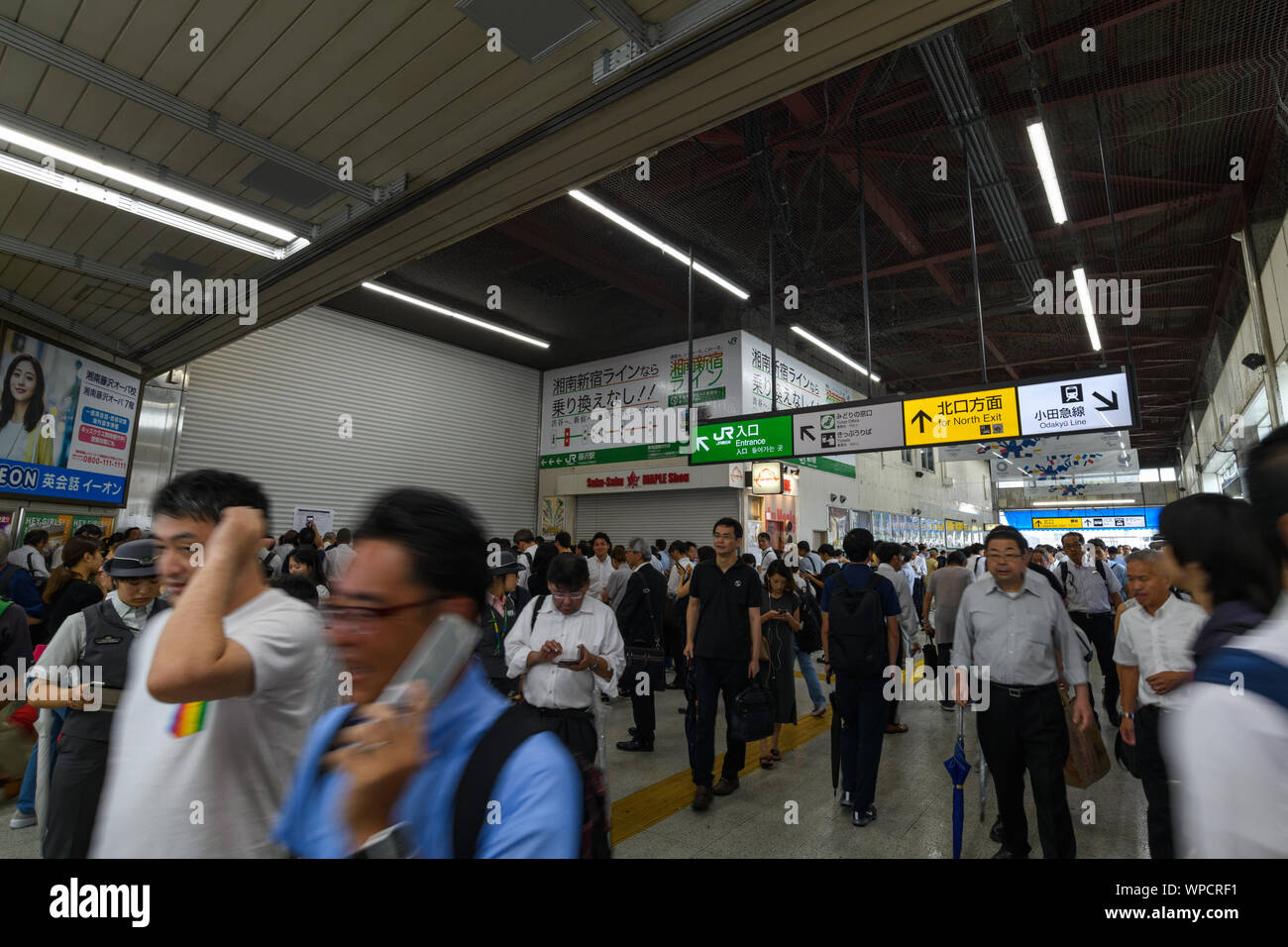 Kanagawa, Japan. 9. September 2019. Pendler warten Züge an der JR Yokohama Station in der Präfektur Kanagawa. Nach Taifun Nr. 15 "Faxai" schlug Japan zwischen die Nacht des 8. und am Morgen des 9. September, mit Windgeschwindigkeiten bis zu 210 km/h, die meisten Züge in Richtung der Hauptstadt aufgrund der Nachwirkungen gestoppt wurden. Einer der stärksten Taifune der japanischen Hauptstadt für Jahre zu schlagen, Faxai Landfall in der Präfektur Chiba, direkt östlich von Tokio, die vor der Morgendämmerung am Montag, nachdem er durch die Tokyo Bay. Quelle: Lba Co.Ltd./Alamy leben Nachrichten Stockfoto