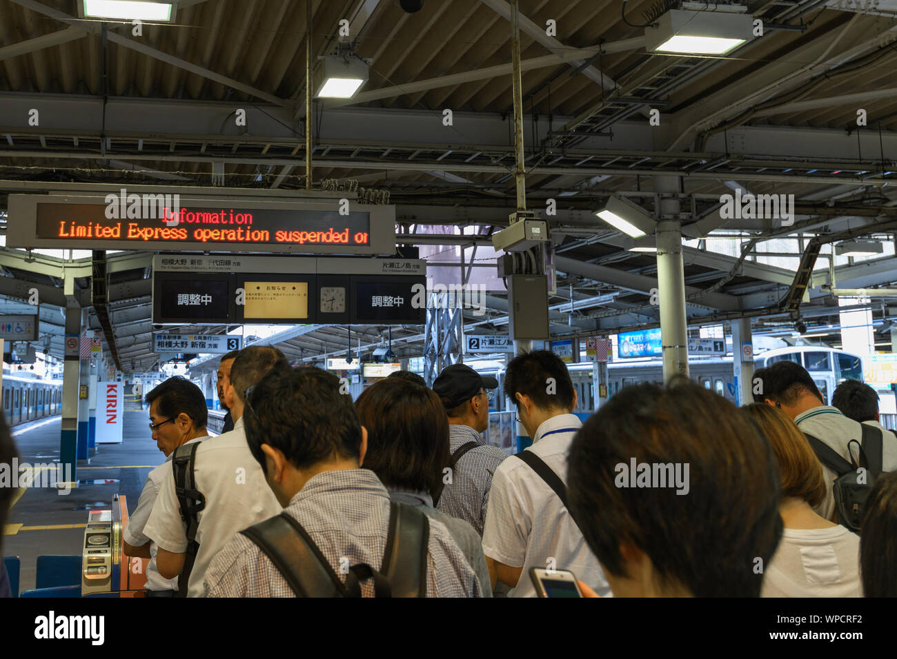 Kanagawa, Japan. 9. September 2019. Pendler warten Züge an der Odakyu Yokohama Station in der Präfektur Kanagawa. Nach Taifun Nr. 15 "Faxai" schlug Japan zwischen die Nacht des 8. und am Morgen des 9. September, mit Windgeschwindigkeiten bis zu 210 km/h, die meisten Züge in Richtung der Hauptstadt aufgrund der Nachwirkungen gestoppt wurden. Einer der stärksten Taifune der japanischen Hauptstadt für Jahre zu schlagen, Faxai Landfall in der Präfektur Chiba, direkt östlich von Tokio, die vor der Morgendämmerung am Montag, nachdem er durch die Tokyo Bay. Quelle: Lba Co.Ltd./Alamy leben Nachrichten Stockfoto