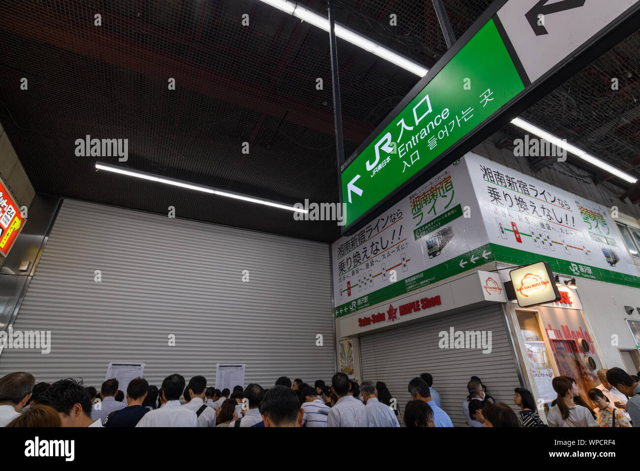 Kanagawa, Japan. 9. September 2019. Pendler warten Züge an der JR Yokohama Station in der Präfektur Kanagawa. Nach Taifun Nr. 15 "Faxai" schlug Japan zwischen die Nacht des 8. und am Morgen des 9. September, mit Windgeschwindigkeiten bis zu 210 km/h, die meisten Züge in Richtung der Hauptstadt aufgrund der Nachwirkungen gestoppt wurden. Einer der stärksten Taifune der japanischen Hauptstadt für Jahre zu schlagen, Faxai Landfall in der Präfektur Chiba, direkt östlich von Tokio, die vor der Morgendämmerung am Montag, nachdem er durch die Tokyo Bay. Quelle: Lba Co.Ltd./Alamy leben Nachrichten Stockfoto