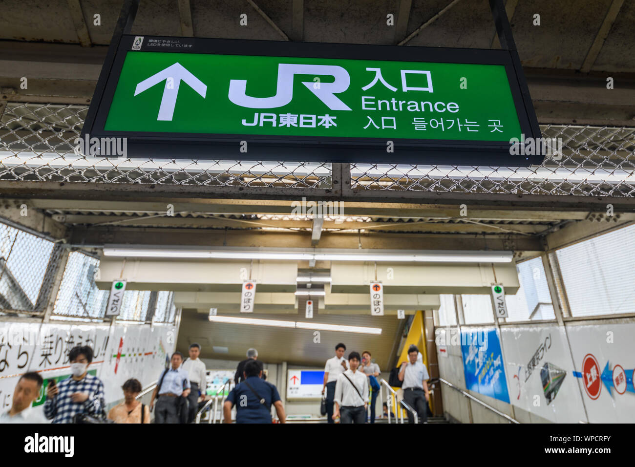 Kanagawa, Japan. 9. September 2019. Pendler gehen Sie in Richtung der JR Yokohama Station in der Präfektur Kanagawa. Nach Taifun Nr. 15 "Faxai" schlug Japan zwischen die Nacht des 8. und am Morgen des 9. September, mit Windgeschwindigkeiten bis zu 210 km/h, die meisten Züge in Richtung der Hauptstadt aufgrund der Nachwirkungen gestoppt wurden. Einer der stärksten Taifune der japanischen Hauptstadt für Jahre zu schlagen, Faxai Landfall in der Präfektur Chiba, direkt östlich von Tokio, die vor der Morgendämmerung am Montag, nachdem er durch die Tokyo Bay. Quelle: Lba Co.Ltd./Alamy leben Nachrichten Stockfoto