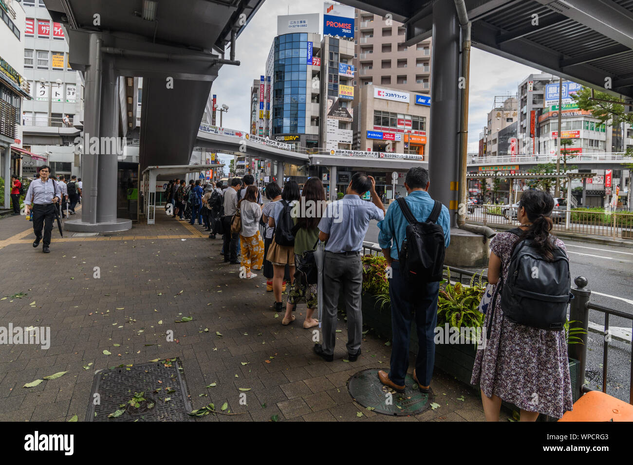 Kanagawa, Japan. 9. September 2019. Pendler warten für Busse in Yokohama, Kanagawa Präfektur. Nach Taifun Nr. 15 "Faxai" schlug Japan zwischen die Nacht des 8. und am Morgen des 9. September, mit Windgeschwindigkeiten bis zu 210 km/h, die meisten Züge in Richtung der Hauptstadt aufgrund der Nachwirkungen gestoppt wurden. Einer der stärksten Taifune der japanischen Hauptstadt für Jahre zu schlagen, Faxai Landfall in der Präfektur Chiba, direkt östlich von Tokio, die vor der Morgendämmerung am Montag, nachdem er durch die Tokyo Bay. Quelle: Lba Co.Ltd./Alamy leben Nachrichten Stockfoto