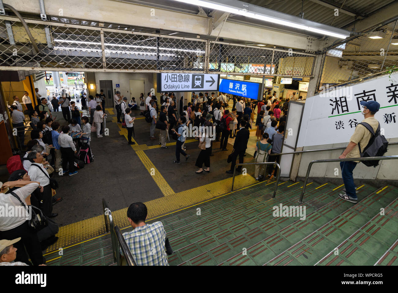 Kanagawa, Japan. 9. September 2019. Pendler warten Züge an der Odakyu Yokohama Station in der Präfektur Kanagawa. Nach Taifun Nr. 15 "Faxai" schlug Japan zwischen die Nacht des 8. und am Morgen des 9. September, mit Windgeschwindigkeiten bis zu 210 km/h, die meisten Züge in Richtung der Hauptstadt aufgrund der Nachwirkungen gestoppt wurden. Einer der stärksten Taifune der japanischen Hauptstadt für Jahre zu schlagen, Faxai Landfall in der Präfektur Chiba, direkt östlich von Tokio, die vor der Morgendämmerung am Montag, nachdem er durch die Tokyo Bay. Quelle: Lba Co.Ltd./Alamy leben Nachrichten Stockfoto