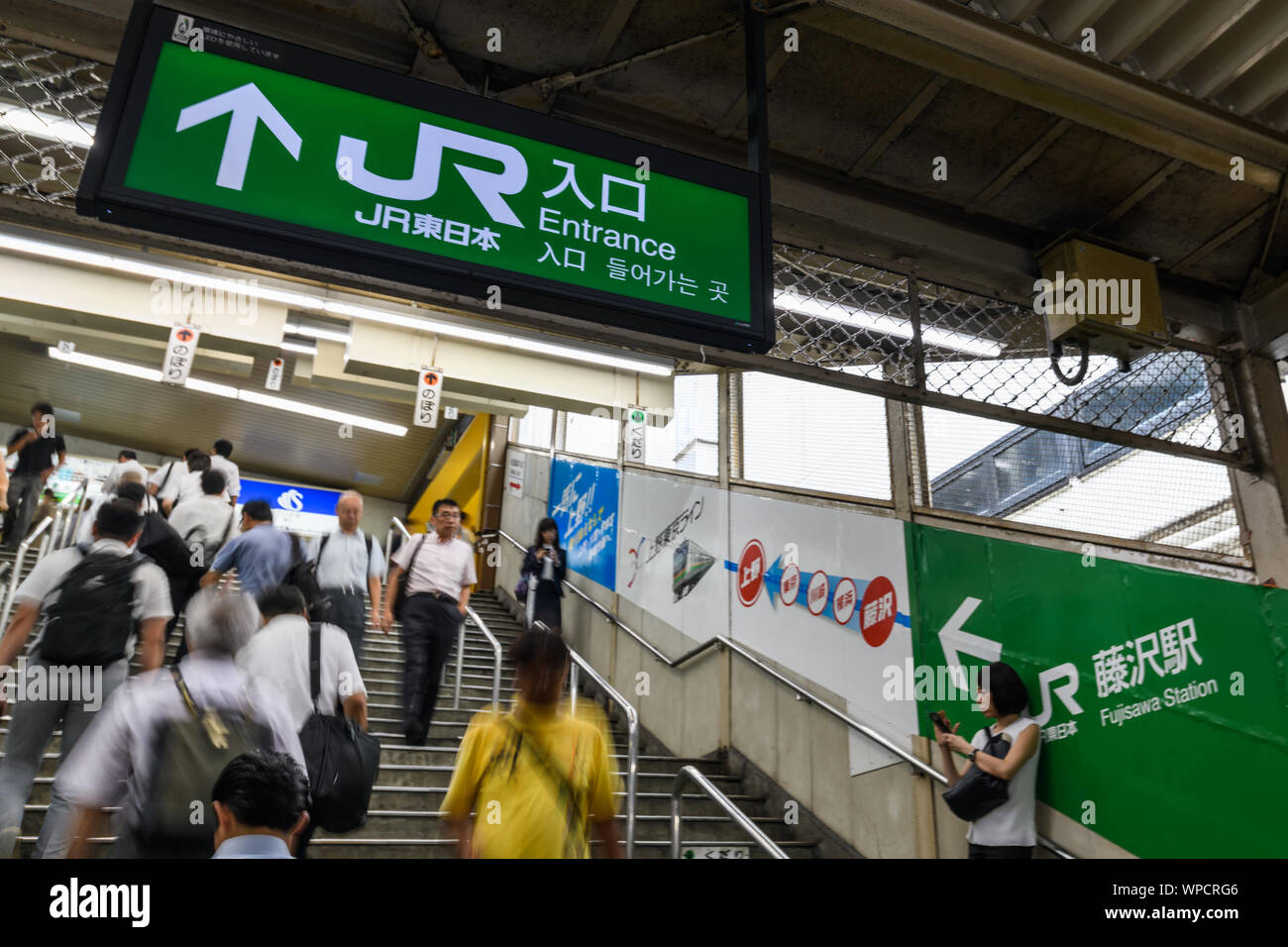Kanagawa, Japan. 9. September 2019. Pendler gehen Sie in Richtung der JR Yokohama Station in der Präfektur Kanagawa. Nach Taifun Nr. 15 "Faxai" schlug Japan zwischen die Nacht des 8. und am Morgen des 9. September, mit Windgeschwindigkeiten bis zu 210 km/h, die meisten Züge in Richtung der Hauptstadt aufgrund der Nachwirkungen gestoppt wurden. Einer der stärksten Taifune der japanischen Hauptstadt für Jahre zu schlagen, Faxai Landfall in der Präfektur Chiba, direkt östlich von Tokio, die vor der Morgendämmerung am Montag, nachdem er durch die Tokyo Bay. Quelle: Lba Co.Ltd./Alamy leben Nachrichten Stockfoto