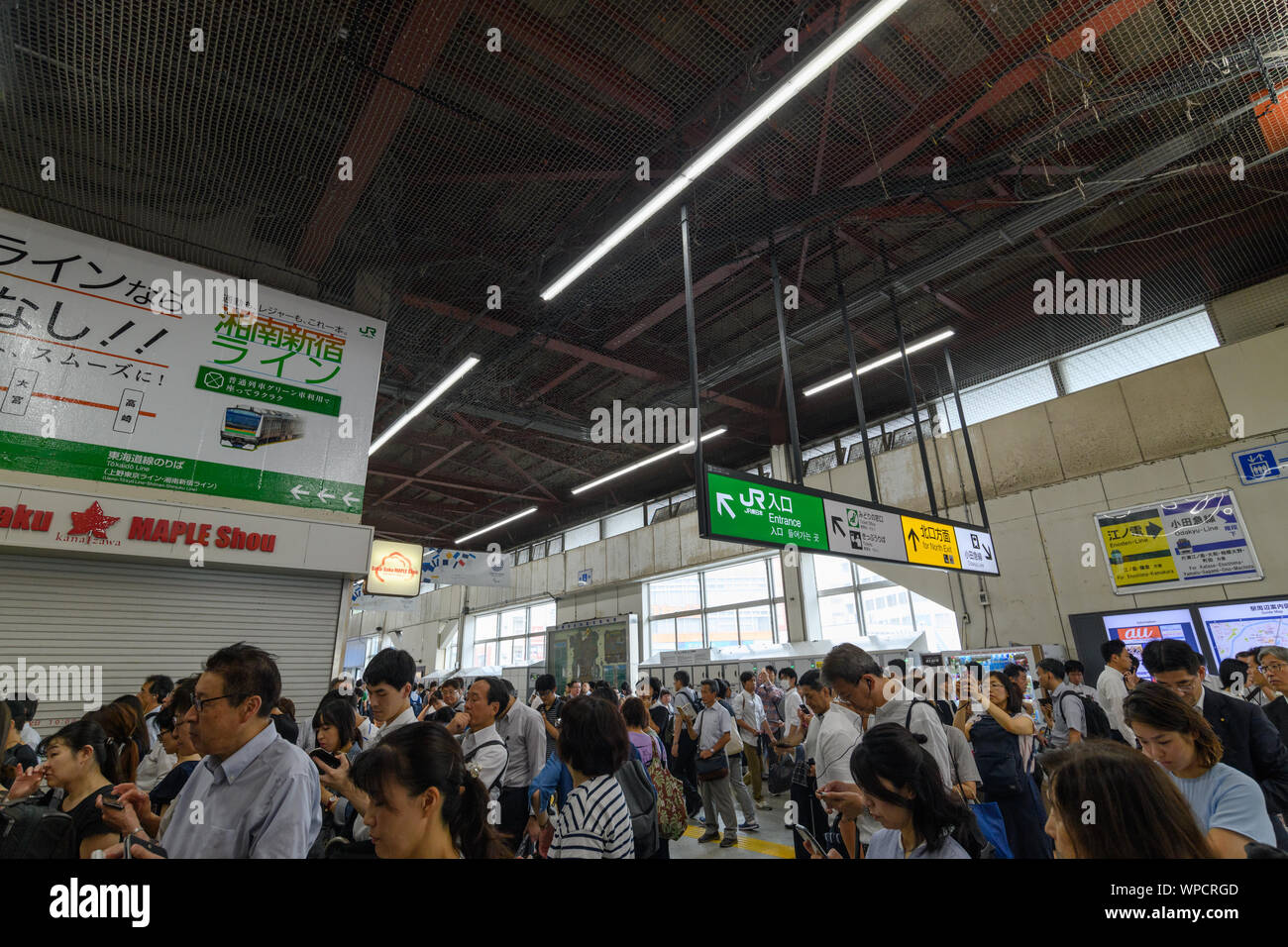 Kanagawa, Japan. 9. September 2019. Pendler warten Züge an der JR Yokohama Station in der Präfektur Kanagawa. Nach Taifun Nr. 15 "Faxai" schlug Japan zwischen die Nacht des 8. und am Morgen des 9. September, mit Windgeschwindigkeiten bis zu 210 km/h, die meisten Züge in Richtung der Hauptstadt aufgrund der Nachwirkungen gestoppt wurden. Einer der stärksten Taifune der japanischen Hauptstadt für Jahre zu schlagen, Faxai Landfall in der Präfektur Chiba, direkt östlich von Tokio, die vor der Morgendämmerung am Montag, nachdem er durch die Tokyo Bay. Quelle: Lba Co.Ltd./Alamy leben Nachrichten Stockfoto