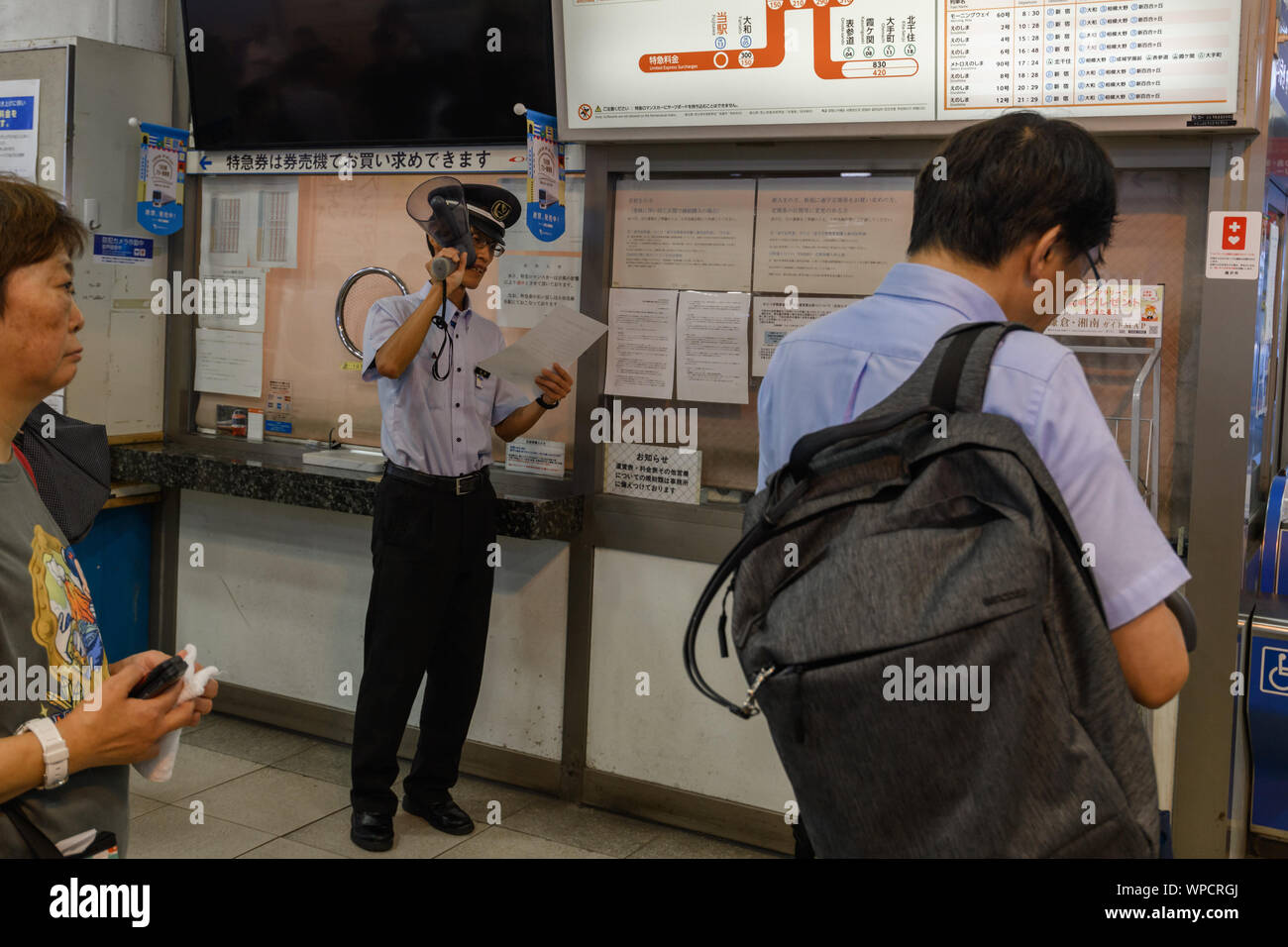 Kanagawa, Japan. 9. September 2019. Station Mitarbeiter gibt die neuesten Nachrichten an der Odakyu Yokohama Station in der Präfektur Kanagawa. Nach Taifun Nr. 15 "Faxai" schlug Japan zwischen die Nacht des 8. und am Morgen des 9. September, mit Windgeschwindigkeiten bis zu 210 km/h, die meisten Züge in Richtung der Hauptstadt aufgrund der Nachwirkungen gestoppt wurden. Einer der stärksten Taifune der japanischen Hauptstadt für Jahre zu schlagen, Faxai Landfall in der Präfektur Chiba, direkt östlich von Tokio, die vor der Morgendämmerung am Montag, nachdem er durch die Tokyo Bay. Quelle: Lba Co.Ltd./Alamy leben Nachrichten Stockfoto