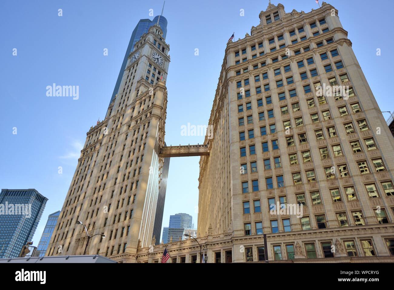 Chicago, Illinois, USA. Die lokale Wahrzeichen Wrigley Gebäude mit einem Sky Brücke verbindet den Norden und Süden Türmen. Stockfoto